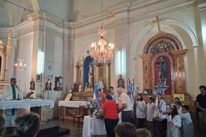 La procesión y la posterior Santa Misa convocaron a numerosos vecinos y familias que se acercaron para compartir un momento de fe, encuentro y celebración comunitaria.