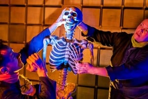 Inspirada en testimonios reales de migrantes y refugiados latinoamericanos, la obra toma elementos de la antropología forense y los transforma en lenguaje escénico. Foto: Gentileza Tristram Kenton