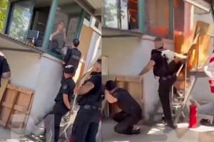 Ante la gravedad del cuadro, personal policial se hizo presente e inició un protocolo de negociación para intentar que desistiera de su actitud. 