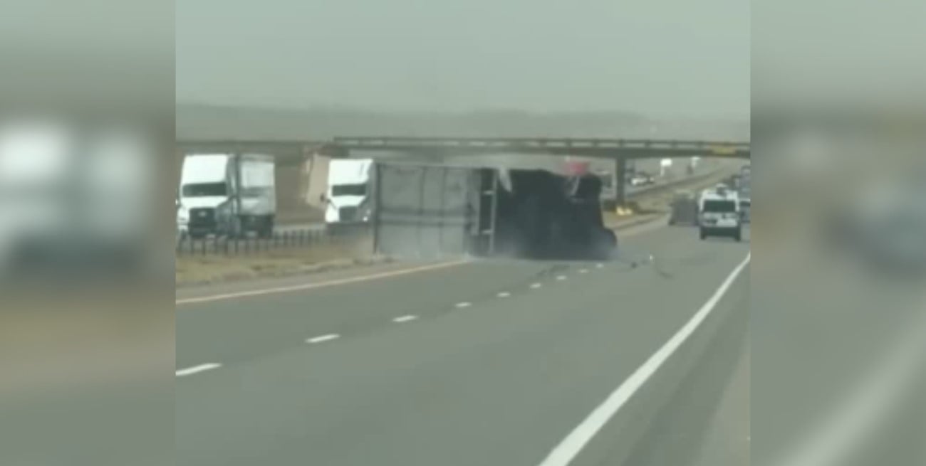 Video: un camión volcó en una autopista de Oklahoma por fuertes ráfagas de viento