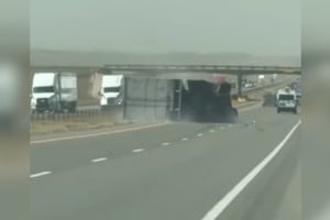 Un camión volcó en una autopista de Oklahoma por fuertes ráfagas de viento.