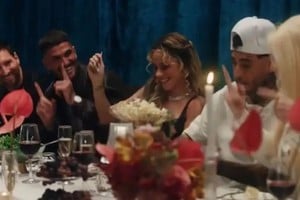 El lanzamiento llega acompañado de un videoclip de alto impacto, cargado de figuras icónicas.