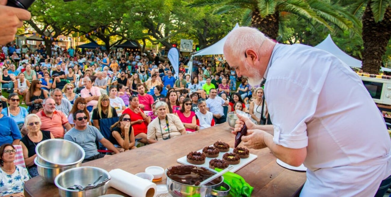 Osvaldo Gross profeta en su tierra: el maestro pastelero brilló en el cierre de feria gastronomía esperancina