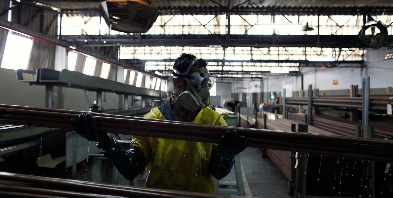 Otro fenómeno argentino: crecimiento
del PBI con aumento del desempleo
