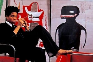 Basquiat posando delante de su obra "Untitled" (1985). Foto: Musée D'Art Moderne de la Ville