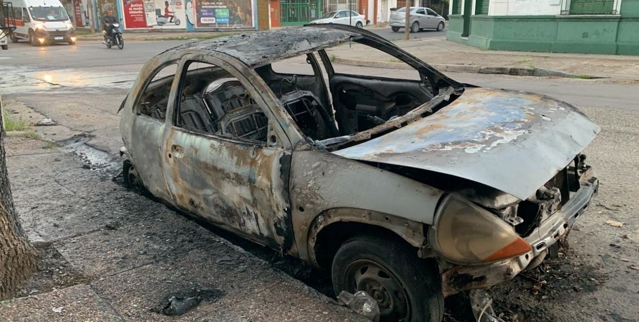 Investigan el incendio intencional de un automóvil en Amenábar al 3500