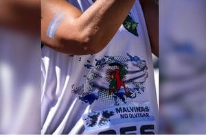 La maratón por Malvinas convoca cada año a cientos de corredores en un recorrido que une Santa Fe y Paraná.