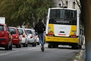 Sin casco y por carriles exclusivos, crecen transportes informales.  Foto: Manuel Fabatía
