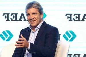 En el simposio del IAEF, Caputo vinculó la inflación con la pérdida de confianza y resaltó la importancia de recomponer expectativas económicas.