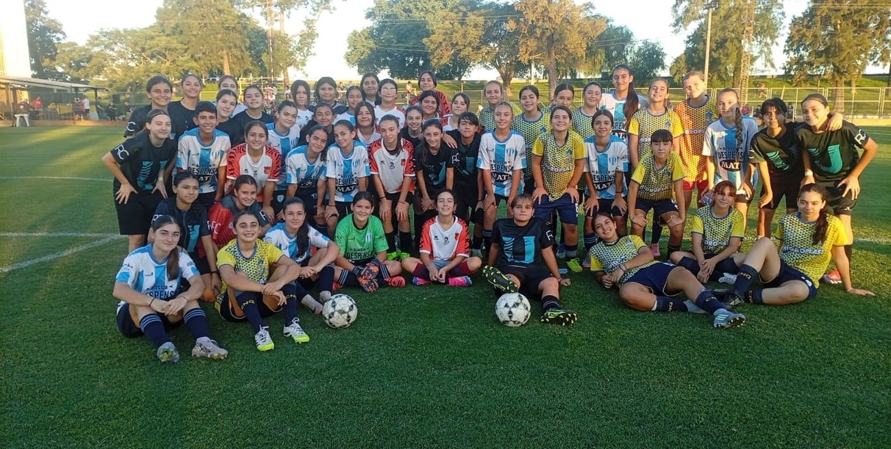 El Tiburoncito sumó a las chicas y fue una fiesta de fútbol