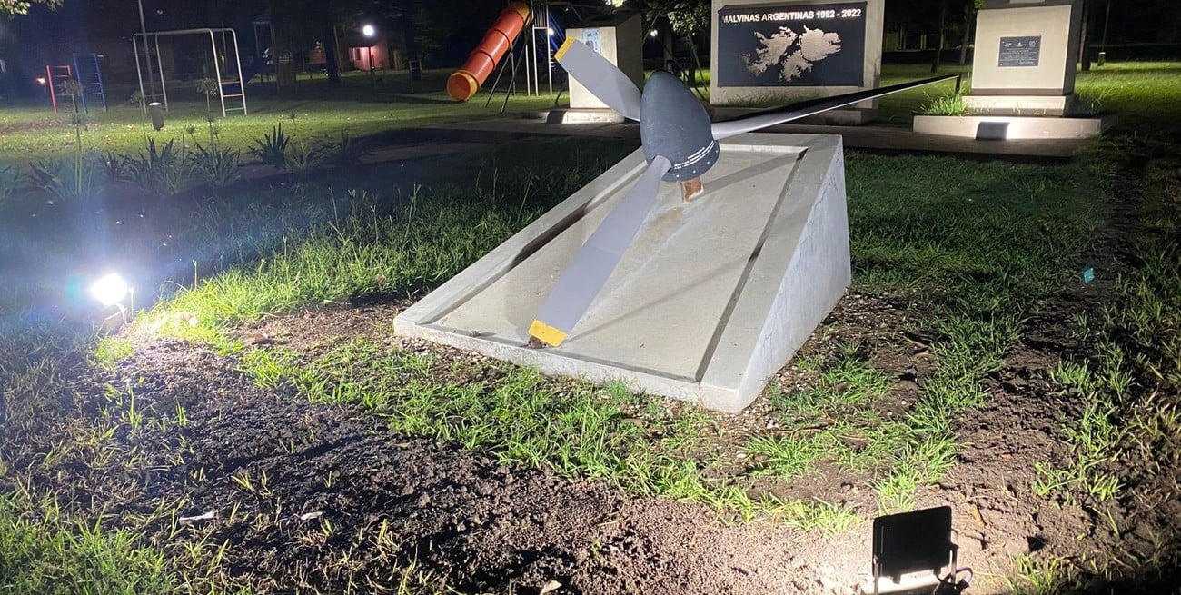 Con nueva iluminación, ponen en valor el monumento a Malvinas en Matilde