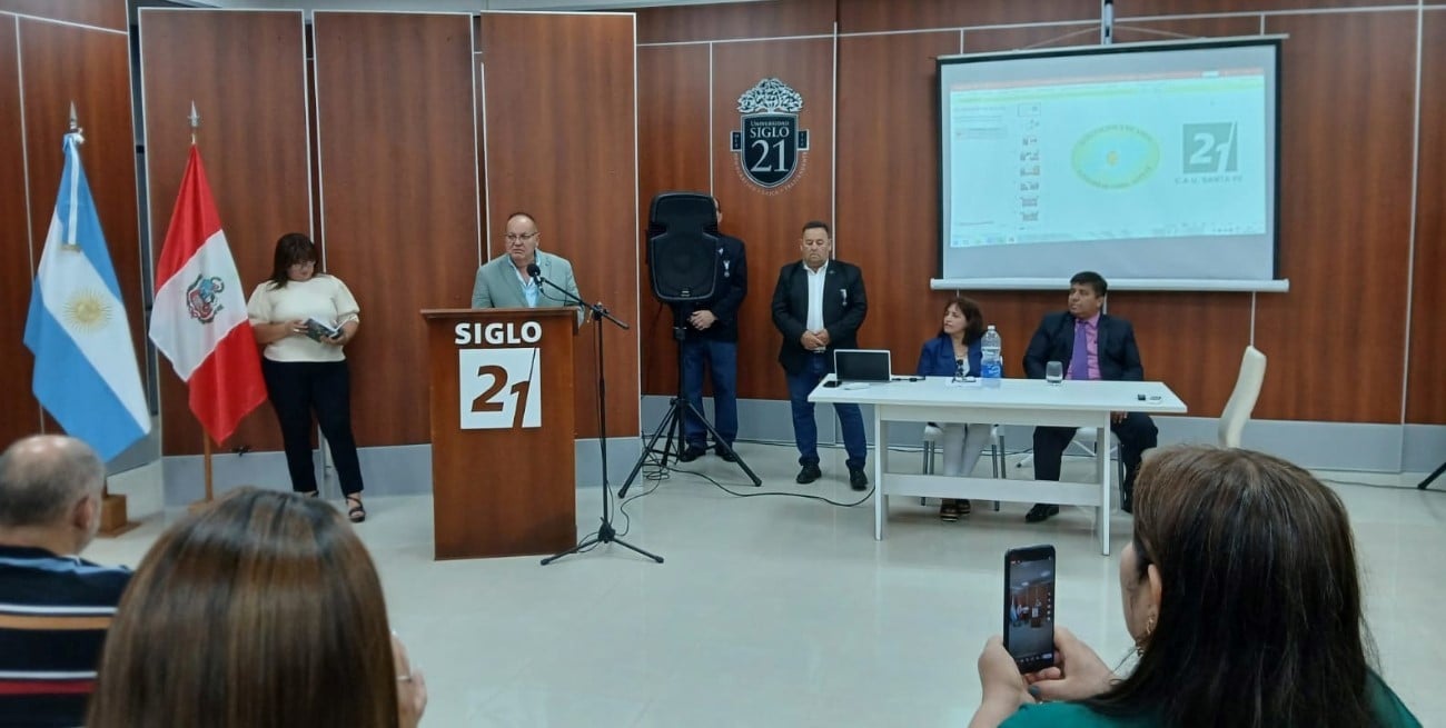 Distinción internacional en Ica, Perú al coordinador del CAU Santa Fe -Universidad Siglo 21 y al Sr. Luis Vega - VGM