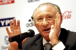 Su mirada crítica sobre el rol de los medios y el negocio del fútbol lo posicionó como una voz influyente en el debate público.