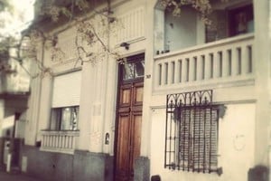 "Era una casa antigua; (...) seguramente debe de haber sido señorial, como lo probaban las aberturas, los balcones, las puertas, la calidad de los pisos".