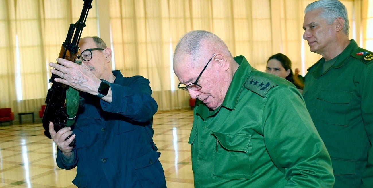 Las Fuerzas Armadas de Cuba le entregaron un fusil a Silvio Rodríguez