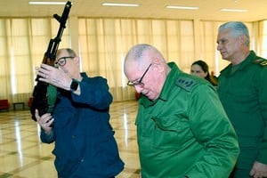 Silvio Rodríguez recibe un fusil de guerra en agradecimiento por una publicación en redes sociales en la que afirmó estar dispuesto a tomar las armas contra cualquier invasión estadounidense. Foto: REUTERS.