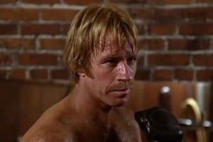 De bigote, sin barba, con los guantes de la confrontación final de “Octagón” “The Octagon”, 1980). Foto: Archivo El Litoral