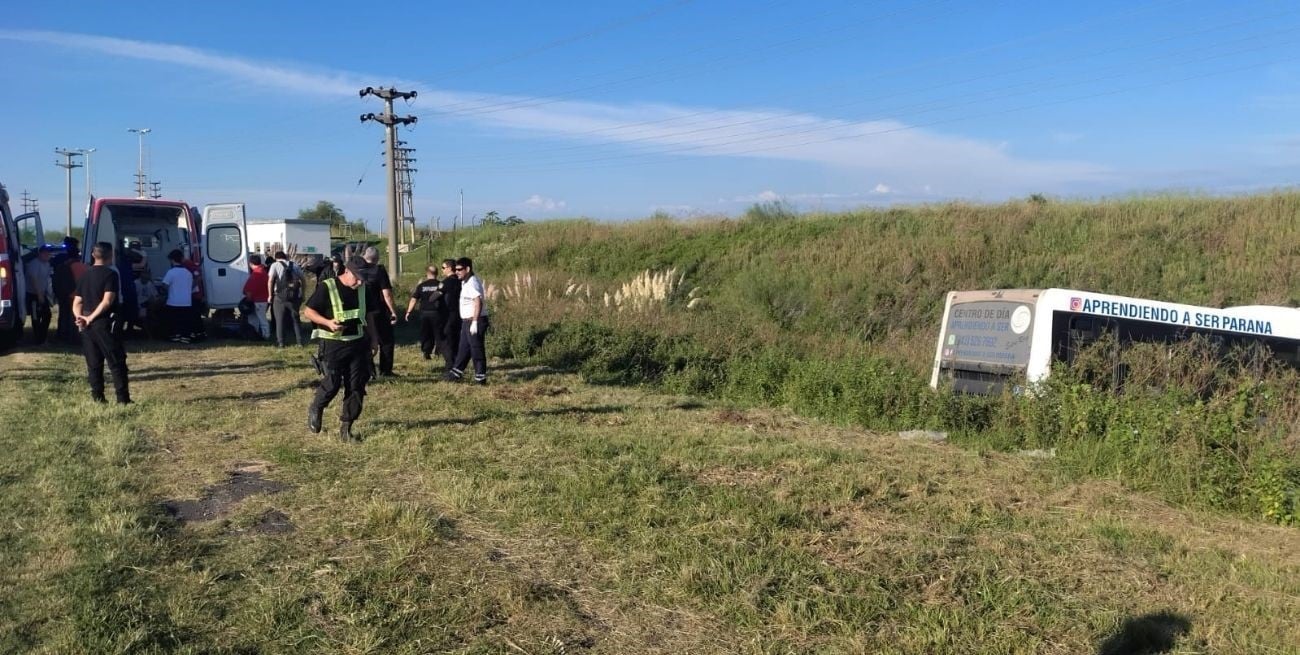 Impactante despiste de un micro en Circunvalación Oeste; trasladan a varios heridos