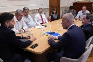 El gobernador este viernes junto a jueces que integran la Cámara Penal de la segunda circunscripción. Crédito: Maximiliano Pullaro