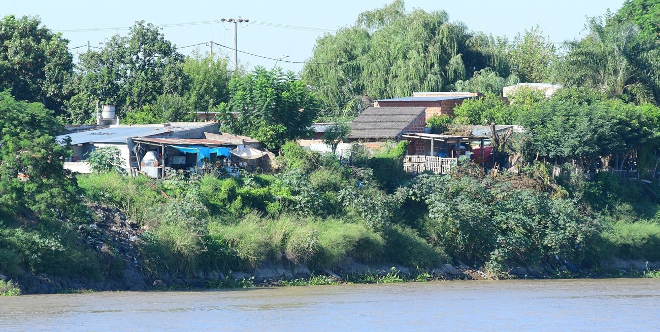 Un gran asentamiento irregular avanza sobre la ribera de Alto Verde