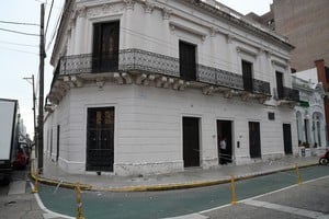 El reciente desprendimiento vuelve a poner en agenda el desafío de conservar edificios antiguos. "Es una lucha constante", dijo Cáceres. Foto: Guillermo Di Salvatore