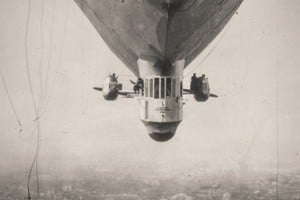 El dirigible "Norge" unió Ny-Ålesund, en Svalbard, sobre el Polo Norte, con Teller, en Alaska.