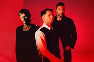 Matt Bellamy (voz, guitarra, piano, composición) al frente, escoltado por Dominic Howard (batería, percusión) y Christopher Wolstenholme (bajo, coros). Foto: Gentileza Polocho