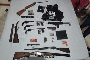 Un operativo conjunto en Frontera permitió el secuestro de armas de alto calibre y la detención de tres personas, una de ellas con pedido de captura.
