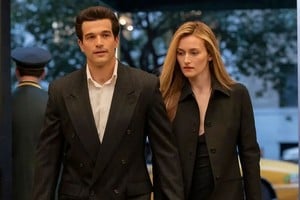 Cómo replicar los looks de Carolyn Bessette Kennedy en Love Story.