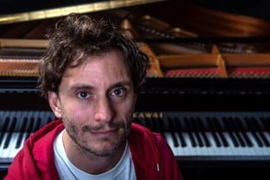 Sebastián Macchi recorre su obra. Foto: Gentileza producción