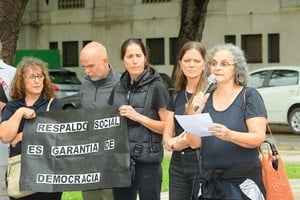 3 de marzo de 2026. Concentración frente a los Tribunales de Santa Fe, encabezada por Fernanda Deluca (penúltima desde la izquierda), esposa del docente Juan Trigatti. Entregaron una carta abierta dirigida a los ministros de la Corte Suprema de Justicia provincial para que sea revisada la condena.