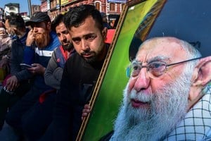 Alí Hoseiní Jameneí (1939-2026). Clérigo y político iraní que se desempeñó como Líder Supremo de la República Islámica de Irán desde 1989 hasta su magnicidio el 28 de febrero pasado. Era el sucesor del ayatolá Ruhollah Musavi Jomeini.