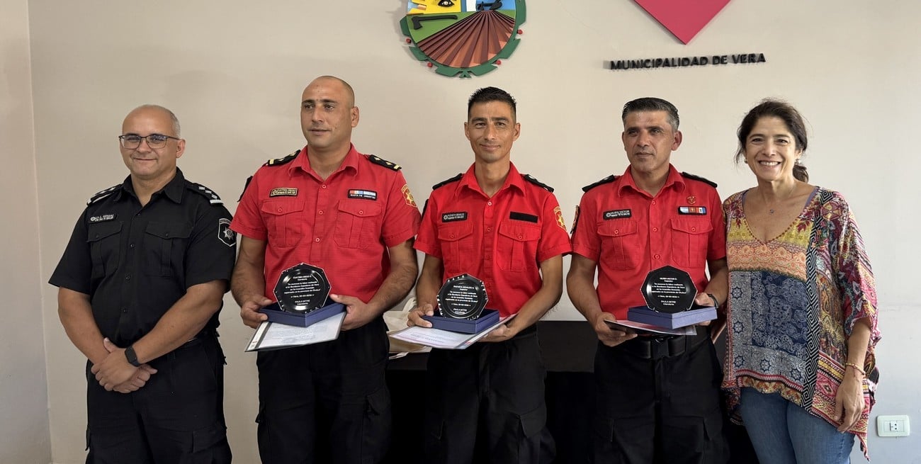 Vera reconoció a bomberos zapadores que combatieron incendios en la Patagonia