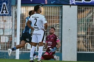 Colón no jugó un buen partido y cayó derrotado ante San Telmo por 3 a 1 en la Isla Maciel. Foto: Juan Manuel Foglia.