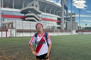 Joaquina es delantera o volante, diestra, y entrena con constancia y disciplina, junto al acompañamiento permanente de su familia, con un sueño claro: crecer en el fútbol. 