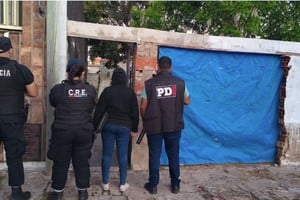 El momento del allanamiento en Alberdi 7200. Foto: Gentileza