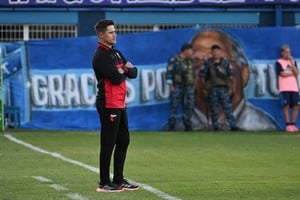 Ezequiel Medrán, el DT de Colón que se fue preocupado de la cancha de San Telmo con la derrota y la actuación del equipo. Fotos: Juan Manuel Foglia.