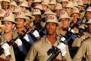 Soldados cubanos participan en una parada militar. Imagen de archivo. Foto: YAMIL LAGE/AFP/Getty Images