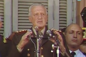 10 de abril de 1982, balcón de la Casa Rosada, ocho días después del desembarco argentino en las Islas Malvinas. Para muchos de los cronistas de la historia, el verdadero principio del fin. El entonces presidente de facto, general Leopoldo Galtieri, se apresta a pronunciar su ya archiconocida arenga contra los ingleses: "¡Si quieren venir, que vengan! ¡Les presentaremos batalla!".