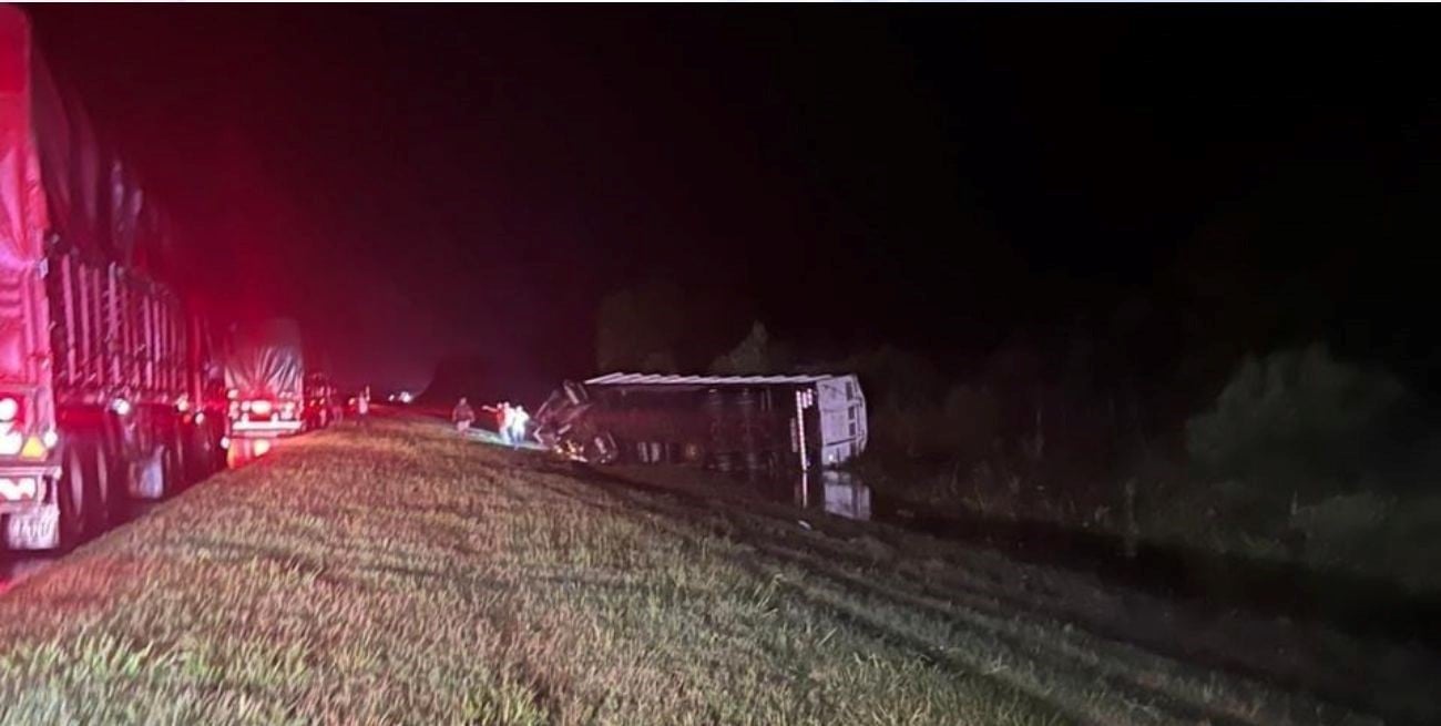 Vuelco de camión en la autopista:  rescatan a un niño atrapado en la cabina y hay animales sueltos