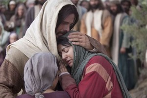 Imagen que recrea el diálogo entre Jesús y Marta, hermana de Lázaro: "Yo soy la resurrección y la vida, el que cree en mí, aunque haya muerto, vivirá; y el que está vivo y cree en mí, no morirá para siempre".