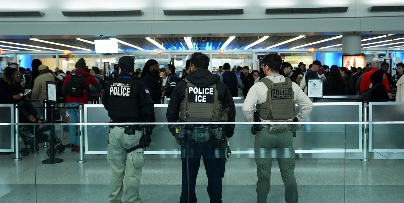 Caos en los aeropuertos: Trump amenaza con desplegar agentes del ICE ante el paro de la TSA