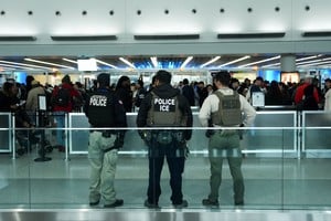 Incertidumbre para los viajeros: agentes de inmigración podrían asumir el control de seguridad en EE.UU. Credito: REUTERS/Adam Gray