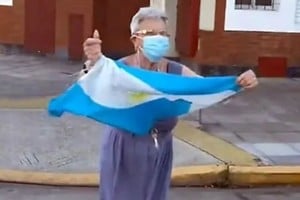 Envuelta en una bandera argentina, la vecina de Liniers quedó ligada para siempre a la alegría de la Scaloneta.