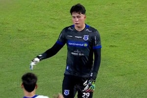 Juan Armoa debutó como titular en 2 de Mayo y fue reemplazado antes de los dos minutos.