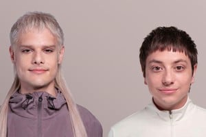 Con “Free Spirits”, Ca7riel & Paco Amoroso llevan su ya inconfundible cruce de trap, rock y pop a un territorio más amplio, más afilado y emocionalmente más expuesto. Foto: Gentileza DF Entertainment