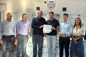 Gustavo Puccini, ministro de Desarrollo Productivo; Gustavo Belinde, presidente de la Subcomisión de Automovilismo; Damián Sudano, vicepresidente de Atlético de Rafaela; Maximiliano Pullaro, gobernador de Santa Fe; Leonardo Viotti, intendente de la ciudad de Rafaela; y Marcela Aeberhard, Secretaria de Turismo de la Provincia de Santa Fe.