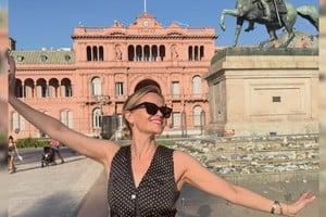 Paseó por Plaza de Mayo y posó con un ícono histórico de fondo.