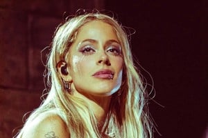 Tini, que suele mantener una conexión muy cercana con su público, se tomó un minuto entre canción y canción para hablarle directamente a sus fans.