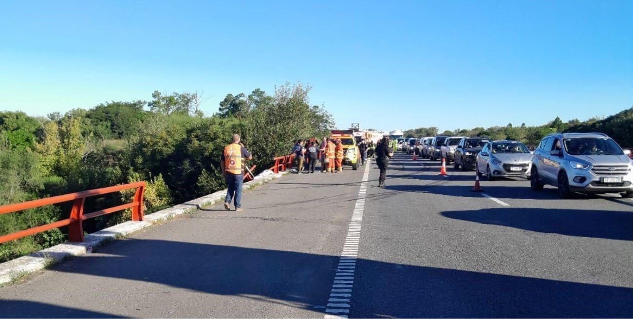 Camión cayó al río Carcarañá en la autopista Rosario - Santa Fe